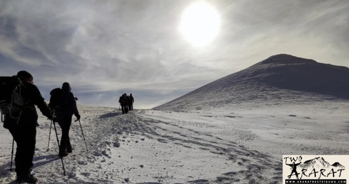 Die Gruppe von Bergsteigern ist dabei, den riesigen Gipfel des Ararat zu erreichen, indem sie erfolgreich den Gletscherpfad des Ararat besteigt.