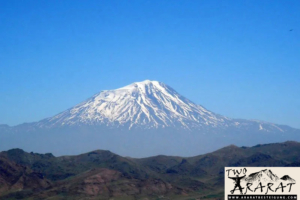 Blick auf den Berg Ararat vom Land aus.