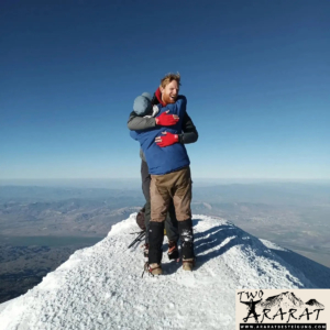 Der Gipfel des Glücks unseres Führers Resul und unseres Kunden. Berg Ararat Gipfel 2022.