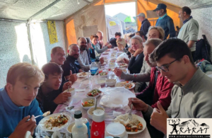 Warme und leckere Abendessen und Frühstück werden jeden Tag in unseren Speisezelten auf dem Campingplatz Berg Ararat serviert.